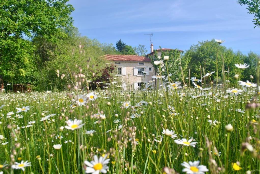 Moulin Sous La Vergne Nanteuil-en-Vallee Exterior photo